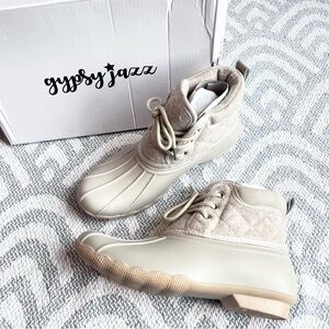 GYPSY JAZZ Quack Cream Duck Boots 6 NEW